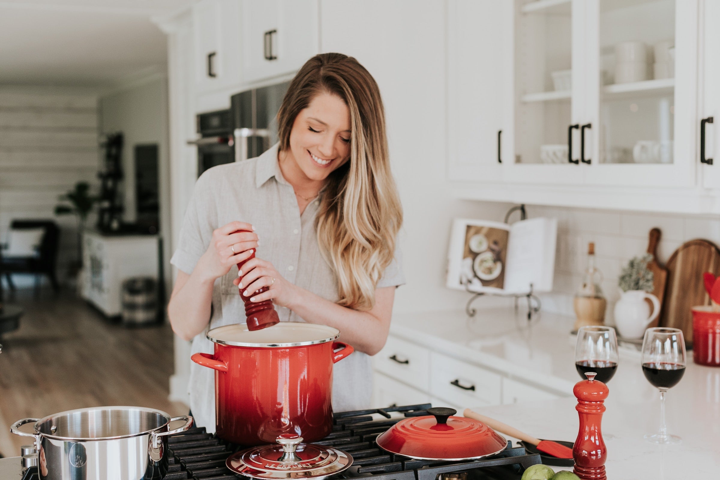 Femme préparant un repas
