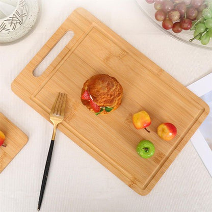 Planche à découper bambou avec des aliments à préparer