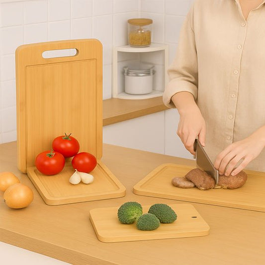 Planche à découper bambou femme coupe des légumes